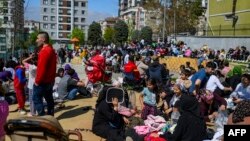 Жители на Истанбул стоят на открито в парк в Истанбул след силно земетресение с магнитуд 6,2 по скалата на Рихтер на 23 април.