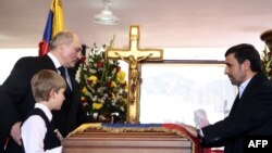 Махмуд Ахмадинежад, Александр и Николай Лукашенко у гроба Чавеса