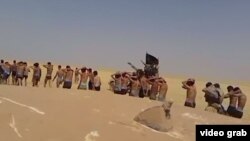 ИМ тобуна колго түшкөн ирак армиясынын жоокерлери. Кийинчирээк булар мыкаачылык менен өлтүрүлгөнү маалым болду. 2014-жыл