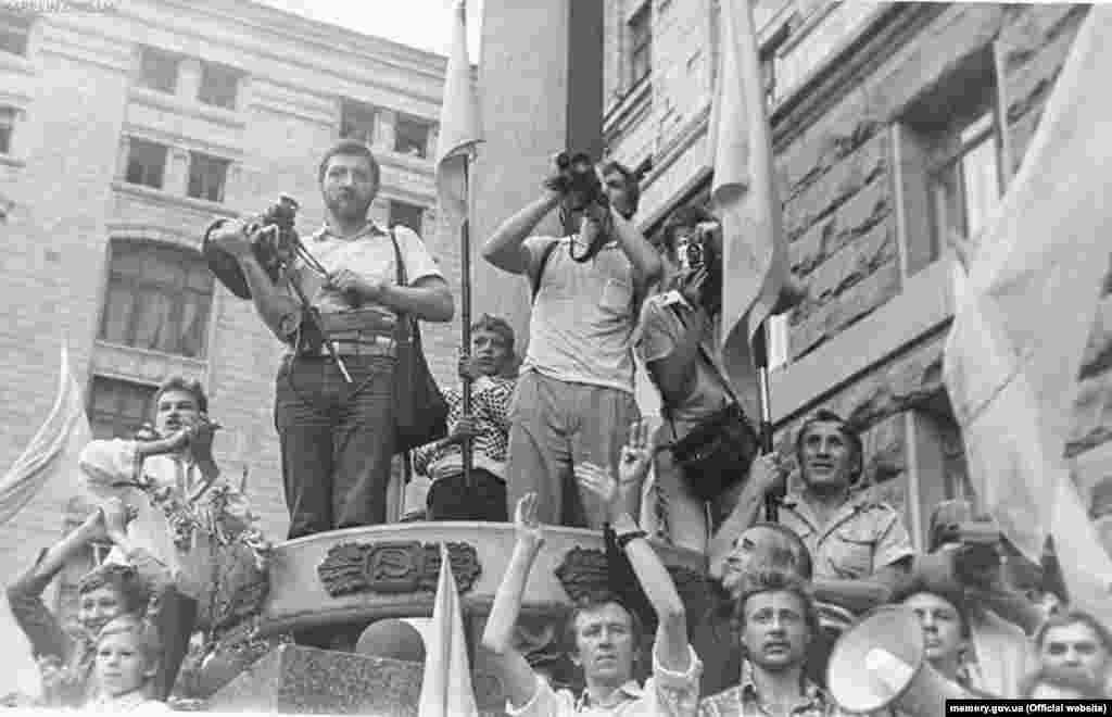 АРХІВНЕ ФОТО. Біля прапорної щогли, 24 липня 1990 року. ВІДЕО ПІДНЯТТЯ ПРАПОРА