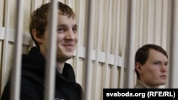 Зьміцер Дашкевіч і Эдуард Лобаў на судзе.