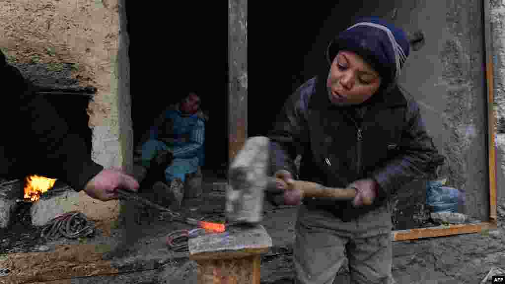 Подросток трудится у своей лавки на базаре Мазари-Шарифа. 