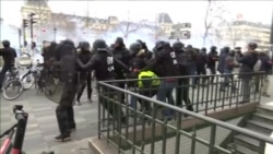 Протести «жовтих жилетів»: водомети та сльозогінний газ (відео)