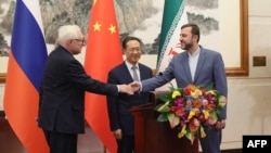 Rusiya xarici işlər nazirinin müavini Sergey Ryabkov, Çinin xarici işlər nazirinin icraçı müavini Ma Çjaosuy və İranın xarici işlər nazirinin müavini Kazem Qaribabadi Pekində mətbuat konfransında. 14 mart 2025