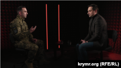 Військовослужбовець полку безпілотних систем ЗСУ «Nemesis» Ігор Токар (ліворуч) дає інтерв'ю