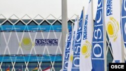 Флаги ОБСЕ возле Дворца независимости в Астане, где проходит саммит ОБСЕ