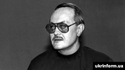 Диктор українського радіо Микола Козій під час урочистої передачі. Київ, 16 листопада 1994 року. Перша в Україні радіомовна станція запрацювала 16 листопада 1924 року. Ця подія й визначає із 1994 року дату професійного свята – Дня працівників радіо, телебачення та зв'язку