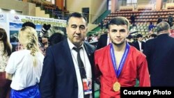 Разавӣ Навбаҳоров бо Маҳмуд Абдуллоев