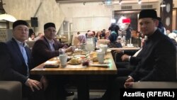 Васил Шәйхразиев Татарстанның Башкортстандагы вәкиле Йосып Якубов (с) һәм Дөнья татар конгрессының Башкортстандагы вәкиле Альфред Дәүләтшин белән (у)