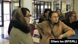 Вкладчики «Жилстройсбербанка», пришедшие в акимат Шымкента за объяснениями, почему квартиры в новых домах передали многодетным и молодежи. 20 января 2020 года.