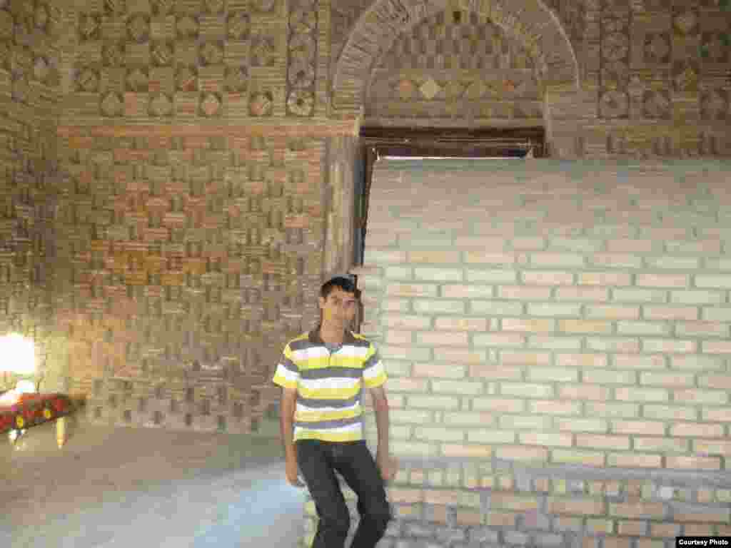 Хабарнигори тоҷик Насруллоҳи Тӯйчизода дар оромгоҳи Исмоили Сомонӣ