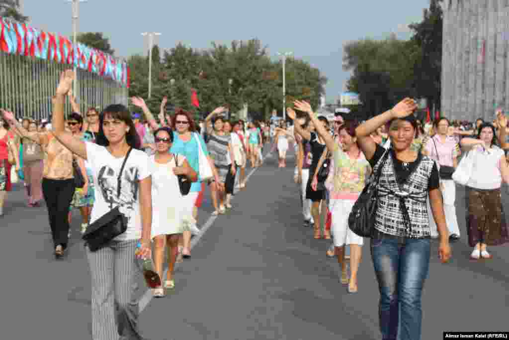 Самые главные участники репетиций - работники системы образования. 