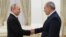 Президент России Владимир Путин (слева) в Кремле принимает премьер-министра Армении Никола Пашиняна (архив)