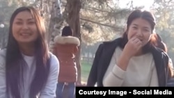 Паркта семичке чагып интернетте дүң болгон кыздар. Бишкек