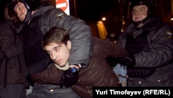 Мәскәүдә полициянең махсус бүлеге хезмәткәрләре сайлау нәтиҗәләренә каршылык белдереп протест чарасында катнашучыларны тоткарлый. 6 декабрь 2011