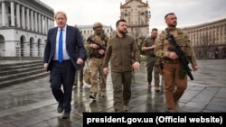 Ուկրաինայի նախագահ Վլադիմիր Զելենսկին և Մեծ Բրիտանիայի վարչապետ Բորիս Ջոնսոնը Կիևի Անկախության հրապարակում (Մայդան Նեզալեժնոստի), 9-ը ապրիլի, 2022թ․