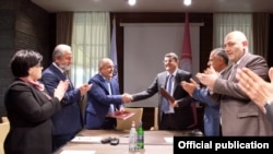 Արայիկ Հարությունյանը մայիսի 25-ին իր գլխավորած «Ազատ հայրենիք-ՔՄԴ» կուսակցությունների դաշինքի անունից համագործակցության հուշագիր է ստորագրել «Միասնական հայրենիք» կուսակցության նախագահ Սամվել Բաբայանի հետ, 25-ը մայիսի, 2020թ.