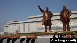 Կիմ Իր Սենի և Կիմ Չեն Իրի հուշակոթողը, արխիվ