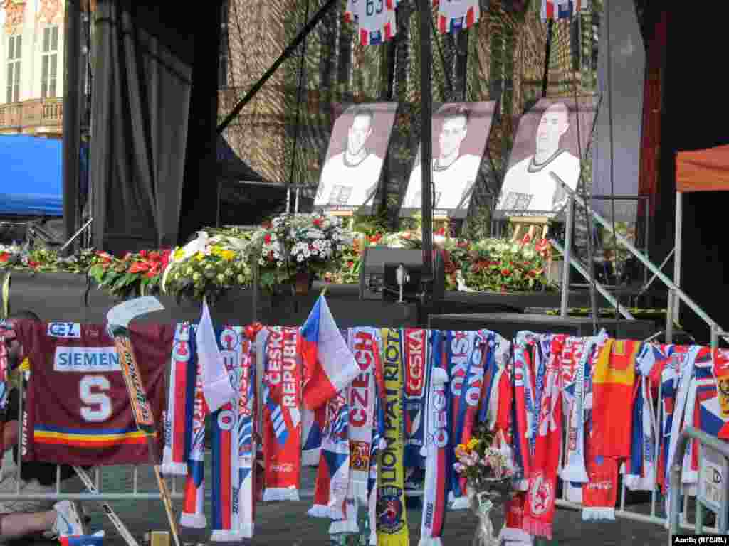 Русиянең &quot;Локомотив&quot; (Ярославль) такымында уйнаган Йозеф Вашичек, Ян Марек, Карел Рахунек белән хушлашырга 11 сентябрь Праганың Искешәһәр мәйданына меңнәрчә кеше килде.