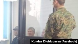 Мурдагы президент Алмазбек Атамбаев сот залында. 2020-жылдын 11-ноябры.