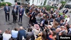 Спікер Палати представників Майк Джонсон, віцепрезидентом США Джей Ді Венс, директор Адміністративно-бюджетного управління (OMB) Рассел Воут та лідер більшості в Сенаті Джон Тьюн спілкуються із журналістами щодо шансів уникнення шатдауну. 29 вересня 2025 року