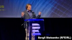 Британский писатель и журналист Питер Померанцев во время выступления на конференции «Правда в движении» в Праге, 29 мая 2025 года