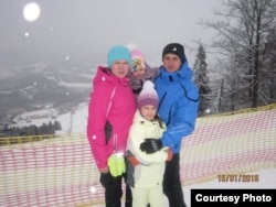 Сергій Іванчук із дружиною й дочками, фото з родинного архіву