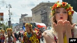 Парад в день открытия Евро-2012 в центре Киева