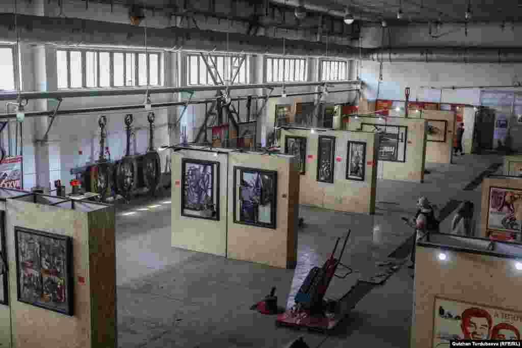 Көргөзмө Кара-Балта шаарындагы мурдагы ликер-арак заводунун ичинде өтүп жатат.