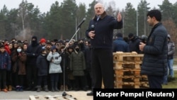 Лукашэнка выступае перад мігрантамі падчас наведваньня транспартна-лягістычнага цэнтру "Брузгі" на беларуска-польскай мяжы ў Гарадзенскай вобласьці, 26 лістапада 2021 году
