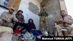 Бойцы проправительственных сил. Снимок сделан к югу от Триполи 12 января 2020