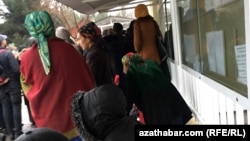 Türkmenistandaky rus ilçihanasynyň konsullyk bölüminiň öňündäki nobat, Aşgabat, 21-nji dekabr, 2018. Arhiwden alnan surat.
