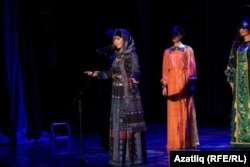 Алисә чыгыш ясый