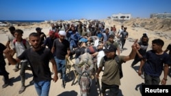 Գազայի հատված - Պաղեստինցիները տեղափոխում են մարդասիրական օգնության սպասելիս Իսրայելի զինուժի կրակից զոհվածների դիերը, 20-ը հուլիսի, 2025թ.