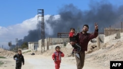 Мирные жители бегут из Восточной Гуты 