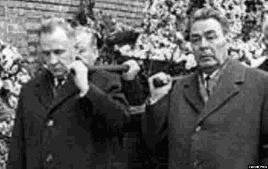 Russia -- dual power 01Mar2008 - kosygin and Brezhnev serving as pallbearers at Gagarin's funeral