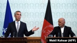 ینس استولتنبرگ سرمنشی ناتو حین کنفرانس مطبوعاتی با رئیس جمهور غنی در کابل