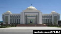 Aşgabatdaky "Ruhyýet" köşgi.