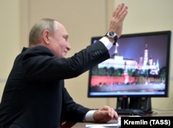 Очільник Росії Путін бере участь у Всеросійському відкритому уроці «Школа завтрашнього дня» у режимі телемосту із резиденції Ново-Огарьово під Москвою, зазначає пресслужба Кремля