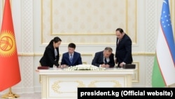 Камбарата – 1 ГЭС курулуш долбоорун ишке ашыруу боюнча кызматташтык тууралуу Кыргызстандын «Улуттук энергохолдинг» менен «Узбекгидроэнерго» компаниясынын өз ара түшүнүү меморандумуна кол коюу учуру. Ташкен, 2017-жылдын 6-октябры.