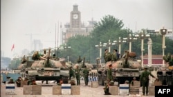 Танки на Тяньаньмэнь, очищенной от демонстрантов.