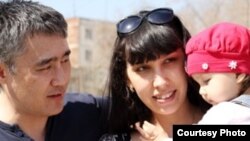 Айдос жана Наталья Садыковдор кызы Шарлиз менен Украинага көчүп кеткенге чейин. Актөбө, 2012-жыл.