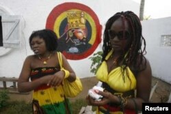 Портрет Хайле Селассие в растафарианской деревне Порт-Буэ в Кот д'Ивуар