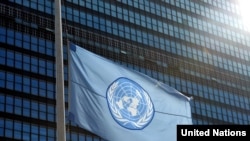 Талиптердин Кабылдагы чабуулунан Улуттар Уюмунун сегиз кызматкери өлгөнгө байланыштуу БУУнун Нью-Йорктогу баш кеңсесиндеги желек ылдый түшүрлдү. 29-октябрь 2009