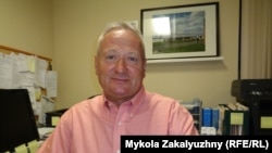 Голова Конгресу українців Канади (відділення Торонто) Тарас Багрій у робочому кабінеті