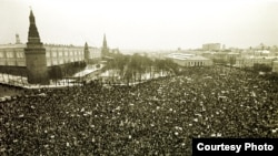 1990-жылы демократиялык реформаларды колдоп, 100 миңден ашуун киши Москвада чогулган.