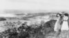 Женщины наблюдают за строительством Панамского канала в начале 1900-х.
