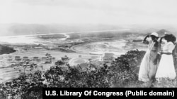 Женщины наблюдают за строительством Панамского канала в начале 1900-х.