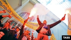 Студенты собрались около здания РФФИ, так как возле ФТС их уже ждали