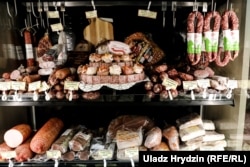 Буфэт і канцэрт на выбарчым участку ў Менску, дзе галасаваў Лукашэнка